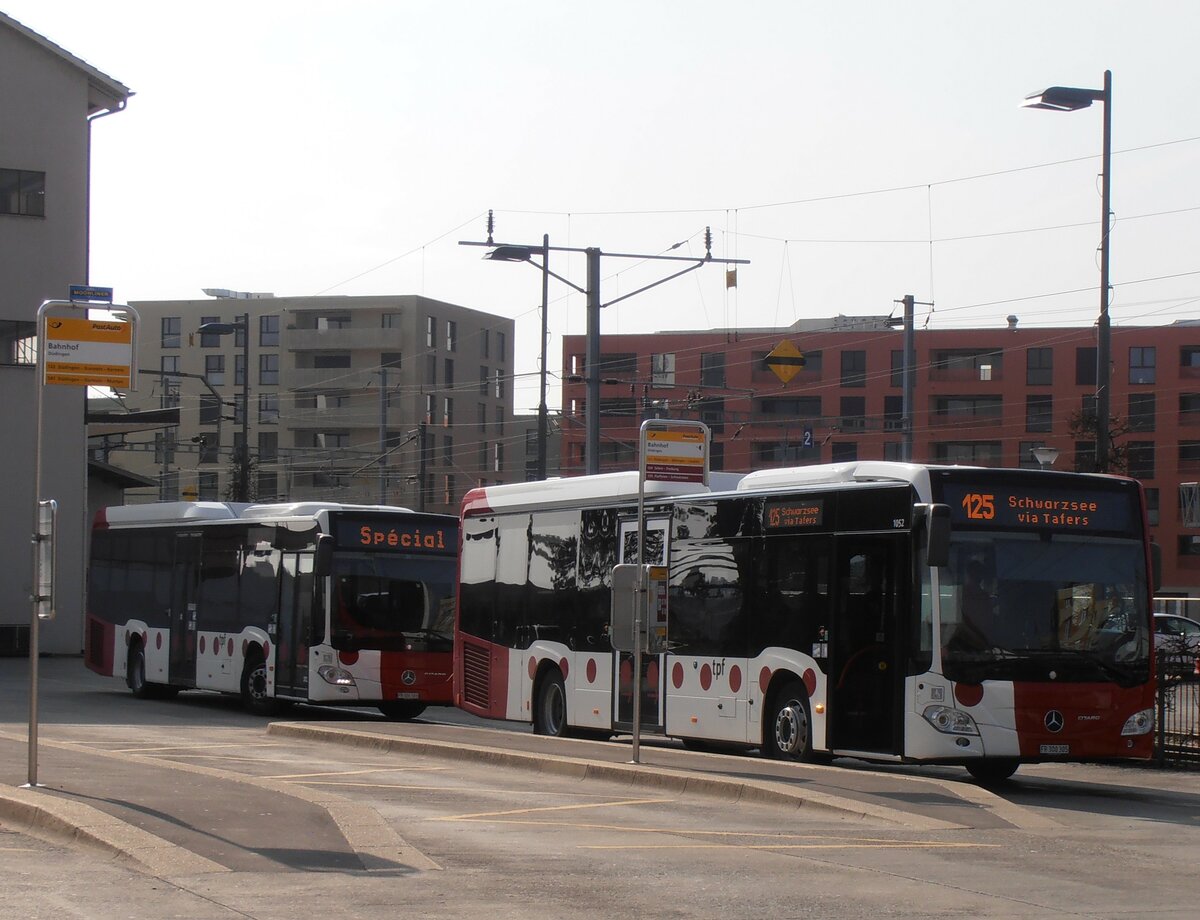 (233'841) - TPF Fribourg - Nr. 1052/FR 300'305 - Mercedes am 12. M�rz 2022 beim Bahnhof D�dingen