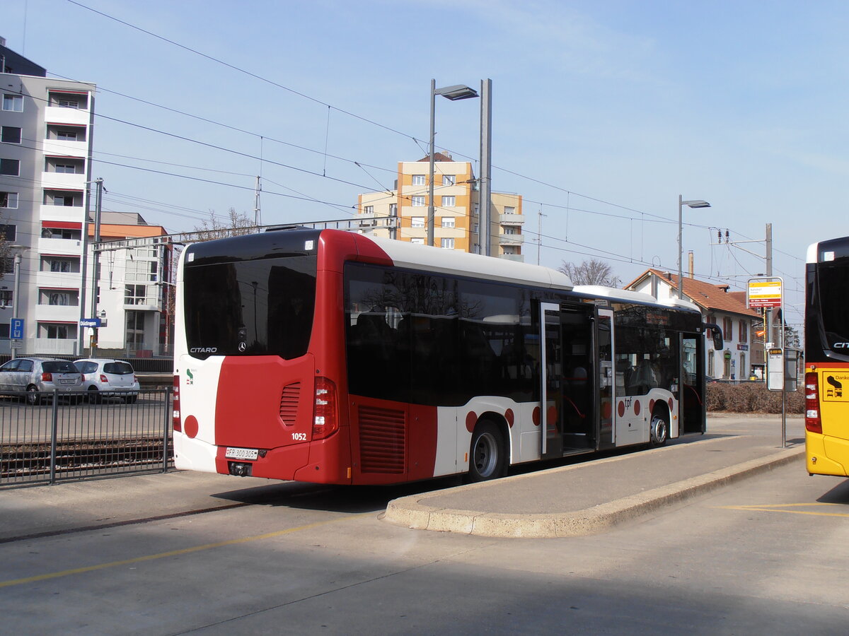 (233'844) - TPF Fribourg - Nr. 1052/FR 300'305 - Mercedes am 12. M�rz 2022 beim Bahnhof D�dingen
