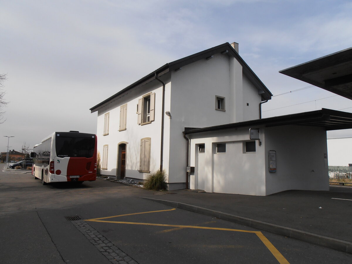 (233'905) - TPF Fribourg - Nr. 1060/FR 301'553 - Mercedes am 13. M�rz 2022 beim Bahnhof Domdidier