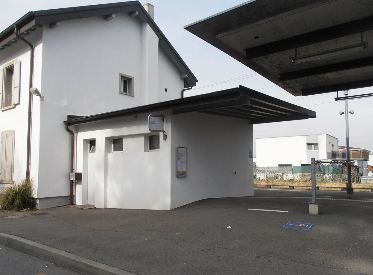 (233'906) - TPF-Haltestelle am 13. M�rz 2022 beim Bahnhof Domdidier