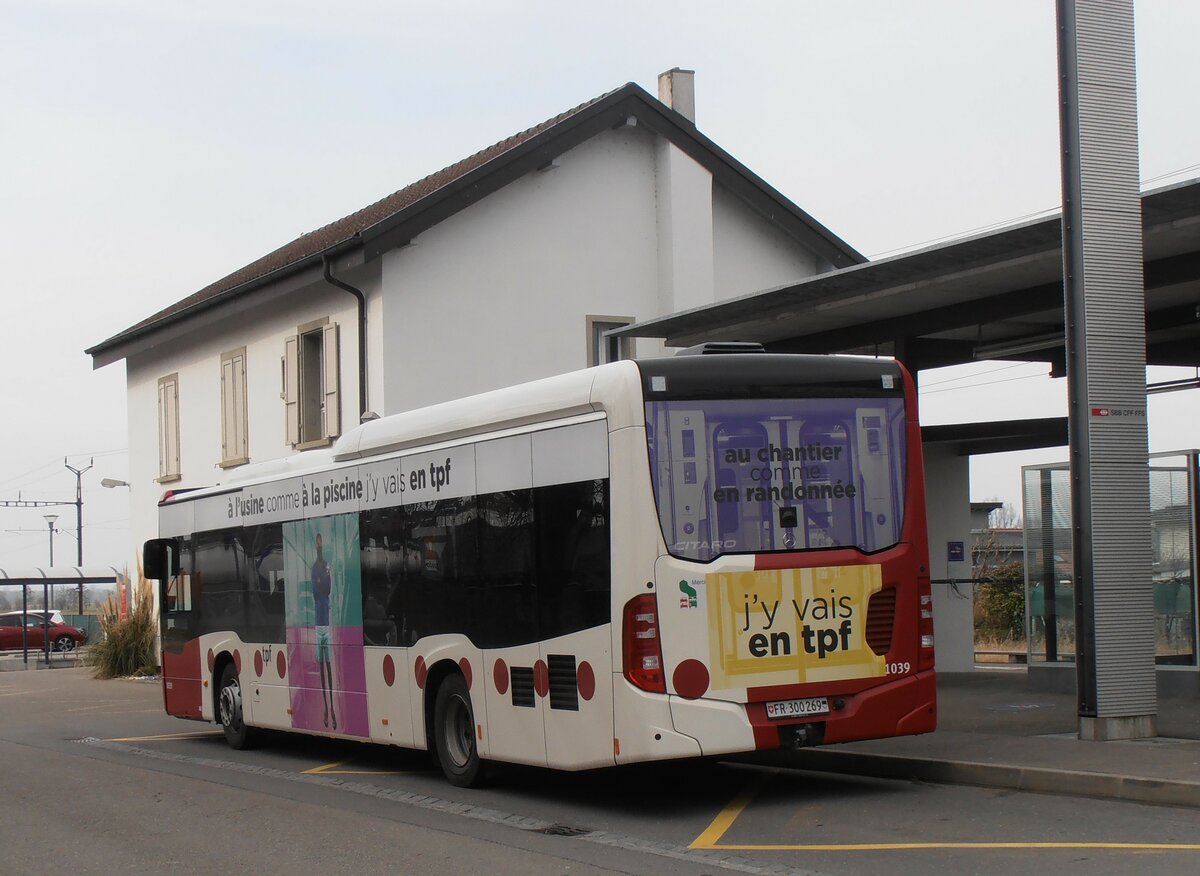 (233'907) - TPF Fribourg - Nr. 1039/FR 300'269 - Mercedes am 13. M�rz 2022 beim Bahnhof Domdidier