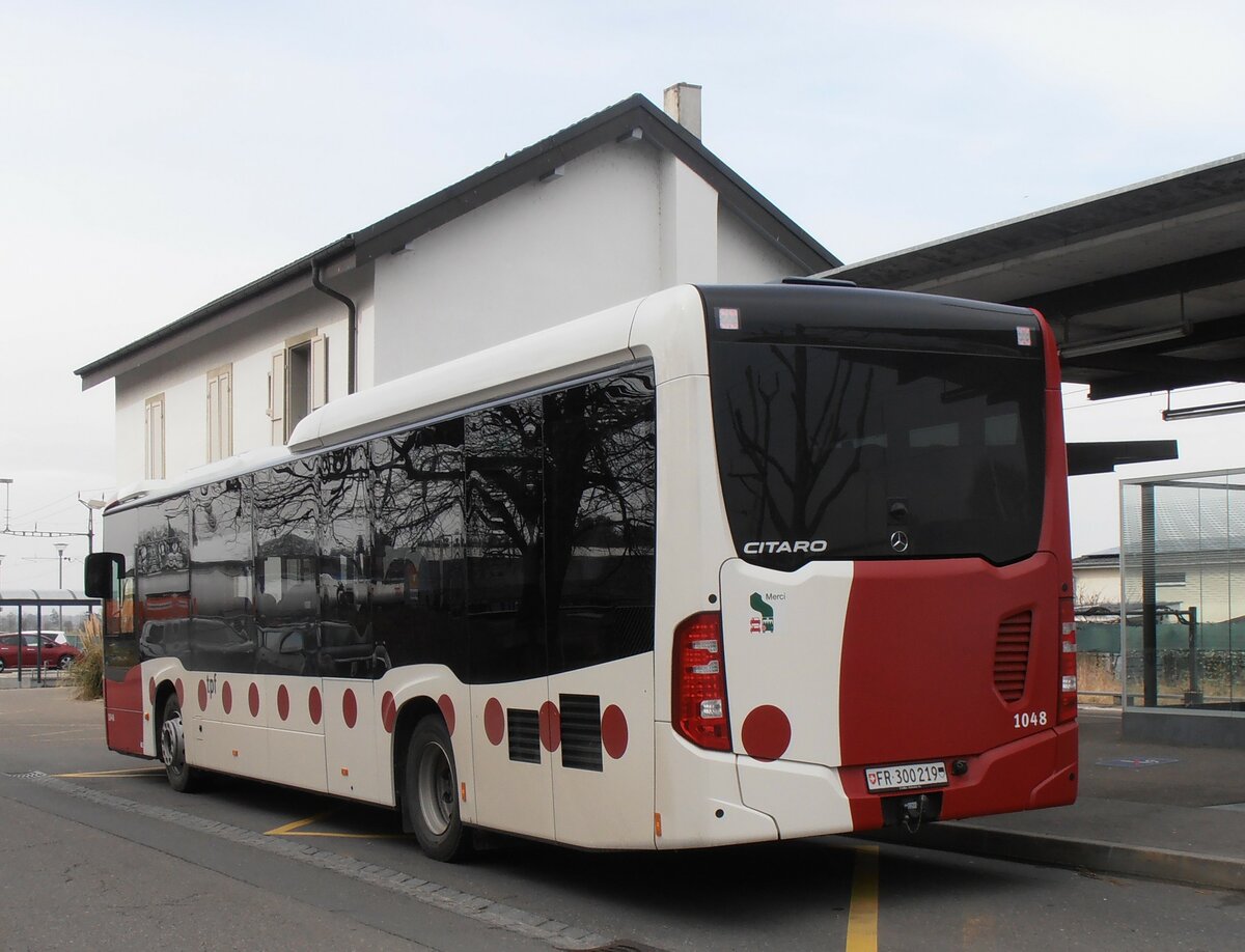 (233'908) - TPF Fribourg - Nr. 1048/FR 300'219 - Mercedes am 13. M�rz 2022 beim Bahnhof Domdidier