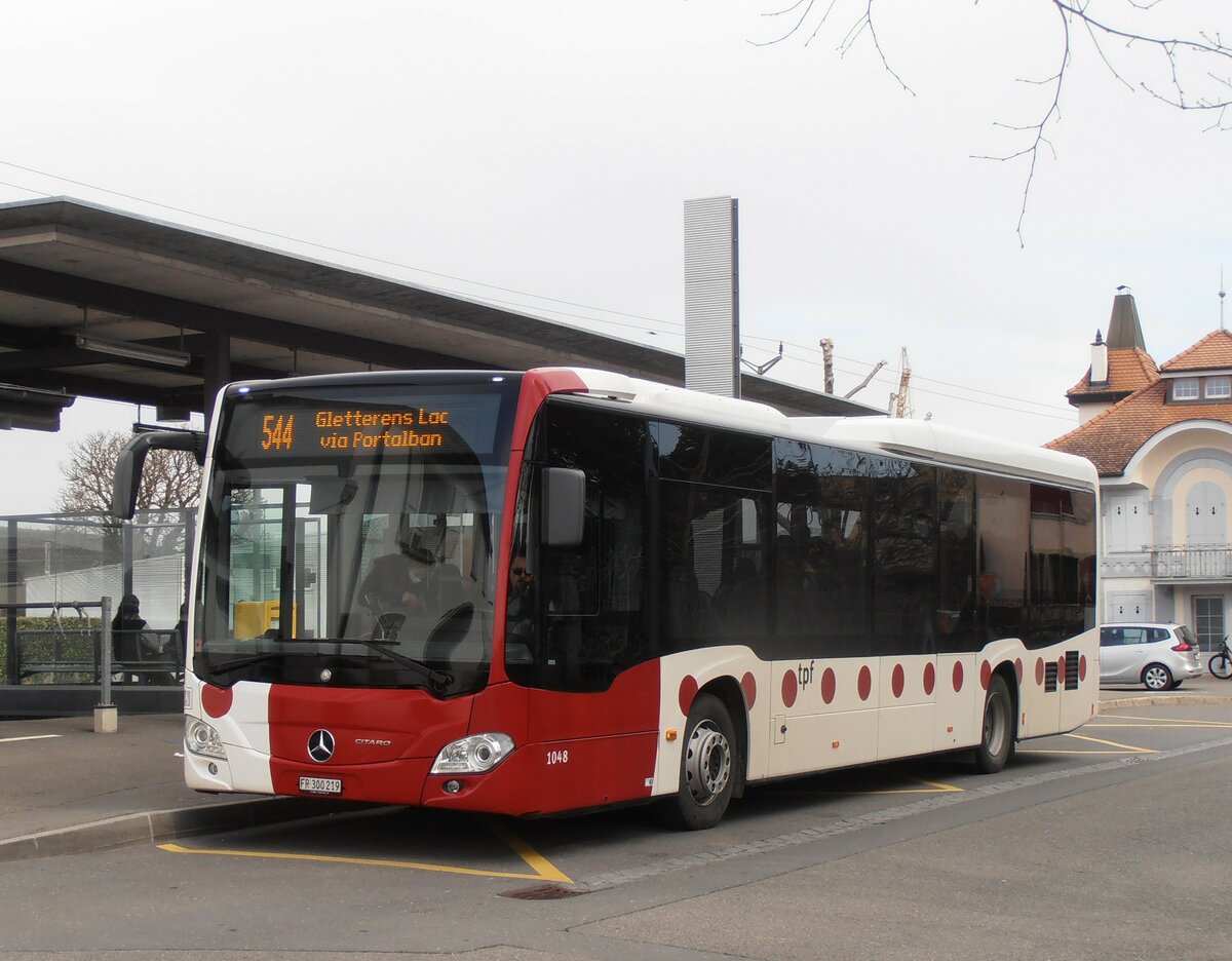 (233'909) - TPF Fribourg - Nr. 1048/FR 300'219 - Mercedes am 13. M�rz 2022 beim Bahnhof Domdidier