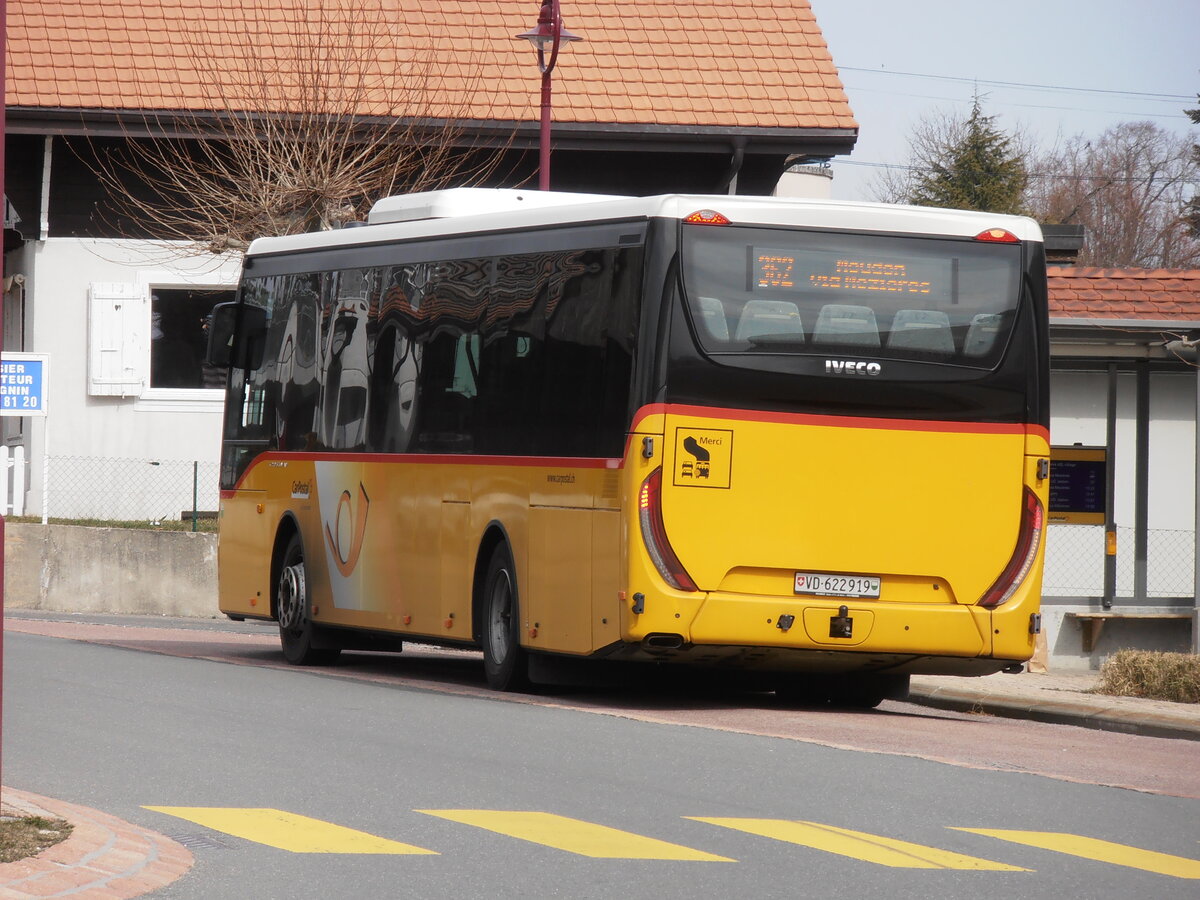 (233'921) - CarPostal Ouest - VD 622'919 - Iveco (ex Faucherre, Moudon) am 13. M�rz 2022 in M�zi�res, Village