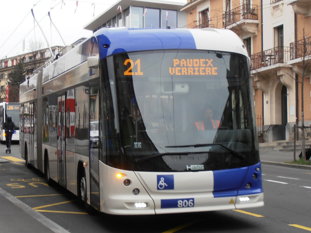 (233'944) - TL Lausanne - Nr. 806 - Hess/Hess Gelenktrolleybus am 13. M�rz 2022 beim Bahnhof Lausanne