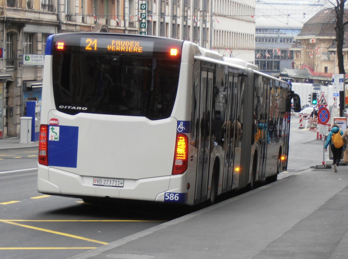 (233'953) - TL Lausanne - Nr. 586/VD 273'711 - Mercedes am 13. M�rz 2022 beim Bahnhof Lausanne