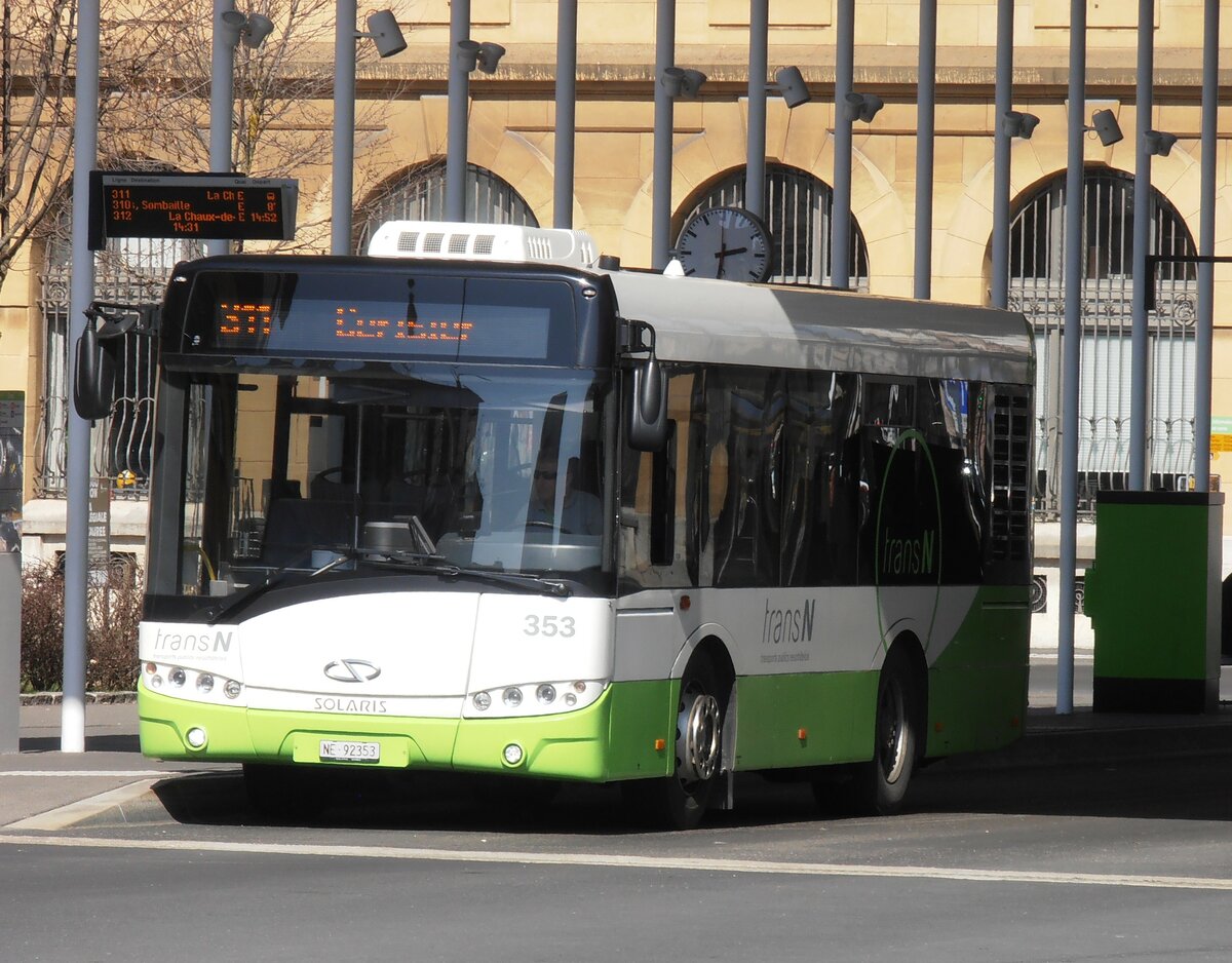 (234'079) - transN, La Chaux-de-Fonds - Nr. 353/NE 92'353 - Solaris (ex TRN La Chaux-de-Fonds Nr. 353) am 26. M�rz 2022 beim Bahnhof La Chaux-de-Fonds