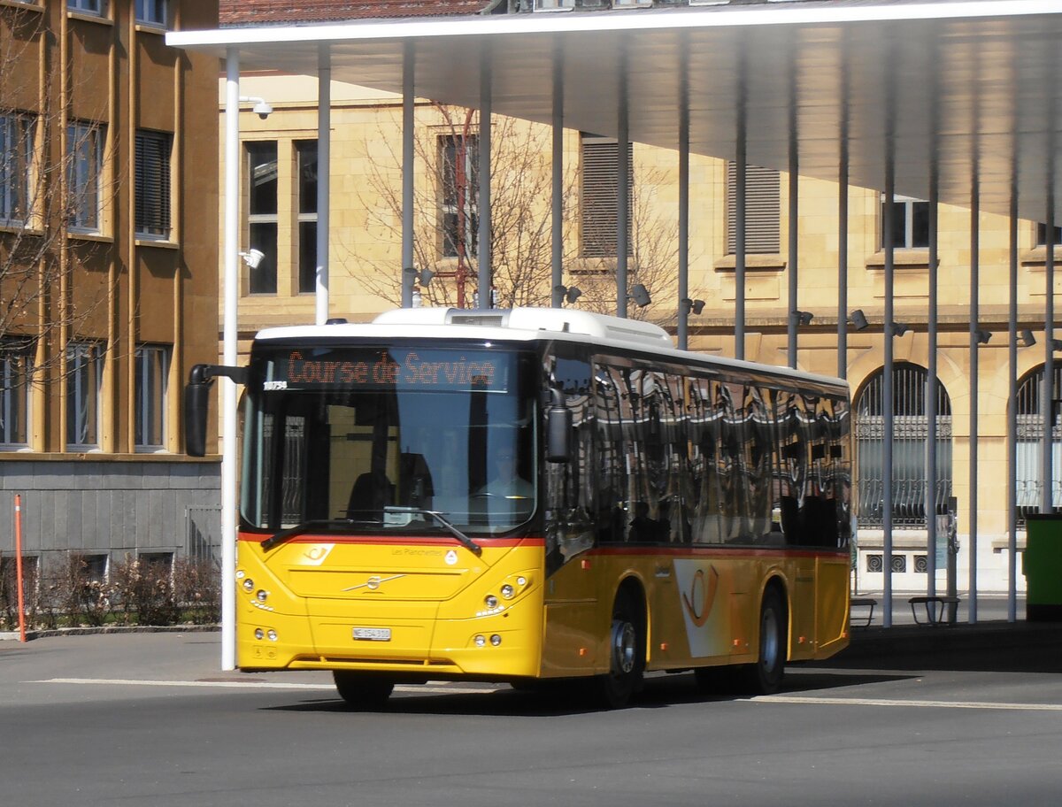 (234'085) - CarPostal Ouest - NE 154'310 - Volvo am 26. M�rz 2022 beim Bahnhof La Chaux-de-Fonds