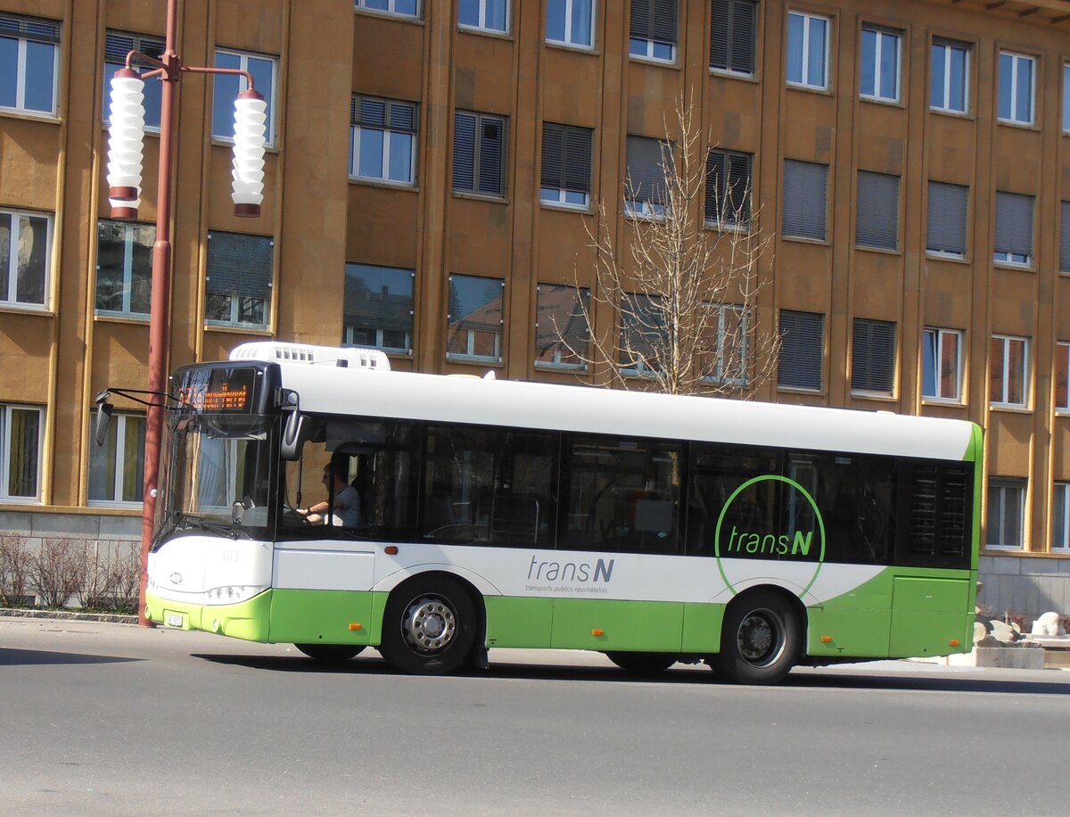 (234'089) - transN, La Chaux-de-Fonds - Nr. 353/NE 92'353 - Solaris (ex TRN La Chaux-de-Fonds Nr. 353) am 26. M�rz 2022 beim Bahnhof La Chaux-de-Fonds