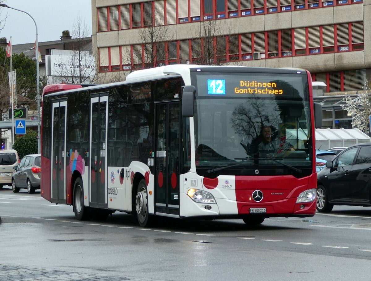 (234'230) - TPF Fribourg - Nr. 6001/FR 300'216 - Mercedes am 8. April 2022 beim Bahnhof D�dingen