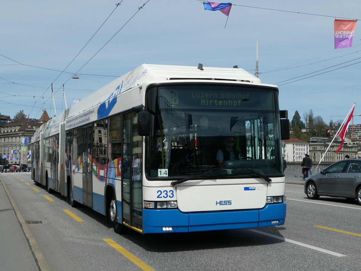 (234'434) - VBL Luzern - Nr. 233 - Hess/Hess Doppelgelenktrolleybus am 11. April 2022 in Luzern, Bahnhofbr�cke