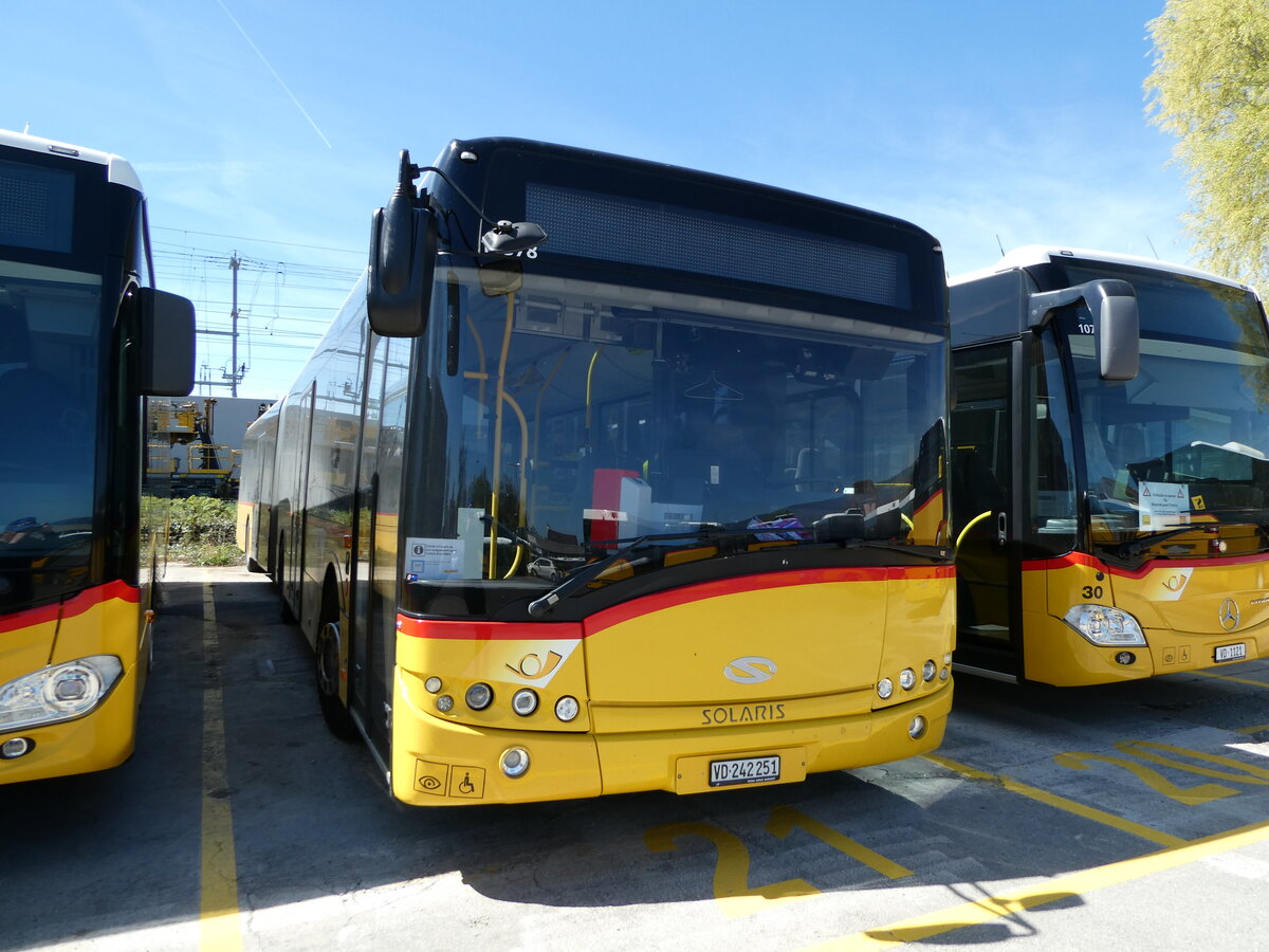 (234'736) - CarPostal Ouest - VD 242'251 - Solaris (ex TPB, S�deilles) am 18. April 2022 in Yverdon, Garage