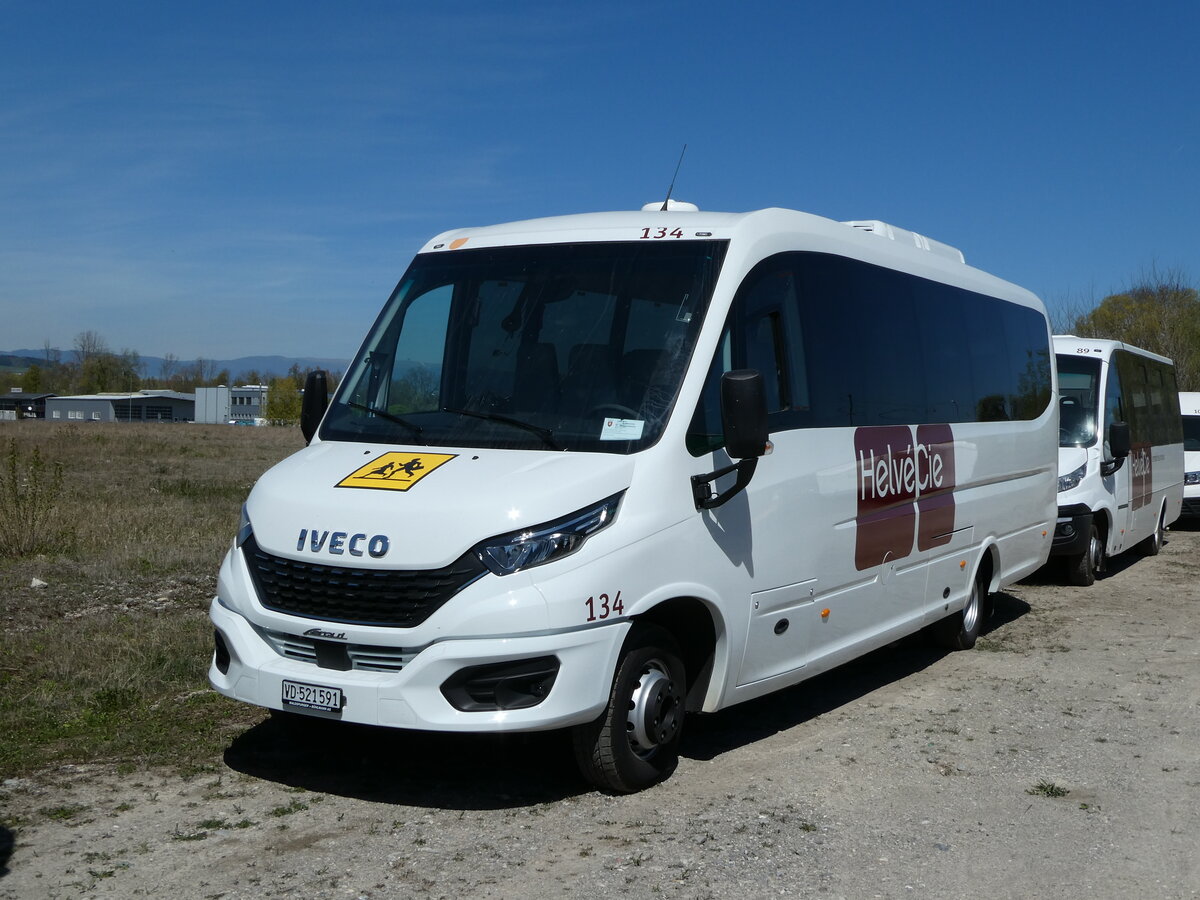 (234'769) - Helv�Cie, Satigny - Nr. 134/VD 521'591 - Iveco am 18. April 2022 in Avenches, Route Industrielle