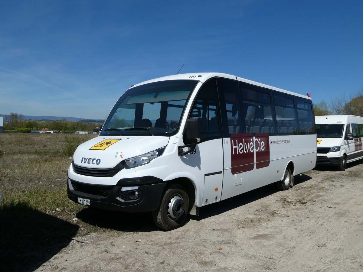 (234'770) - Helv�Cie, Satigny - N. 89/FR 341'540 - Iveco am 18. April 2022 in Avenches, Route Industrielle