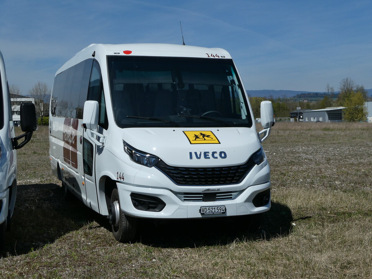 (234'775) - Helv�Cie, Satigny - Nr. 144/VD 521'594 - Iveco am 18. April 2022 in Avenches, Route Industrielle