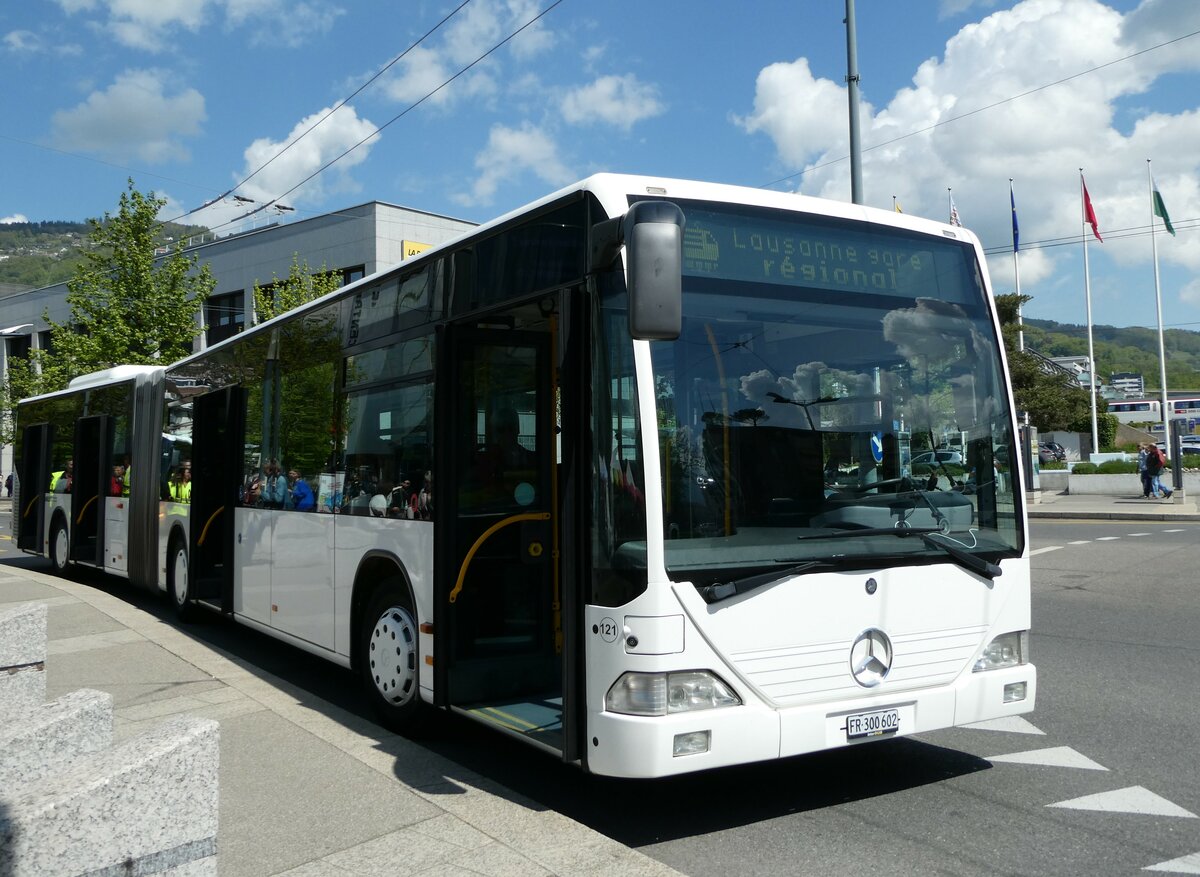 (234'923) - Wieland, Murten - Nr. 121/FR 300'602 - Mercedes (ex Interbus, Yverdon Nr. 211; ex BVB Basel Nr. 792; ex VZO Gr�ningen Nr. 24) am 30. April 2022 beim Bahnhof Vevey