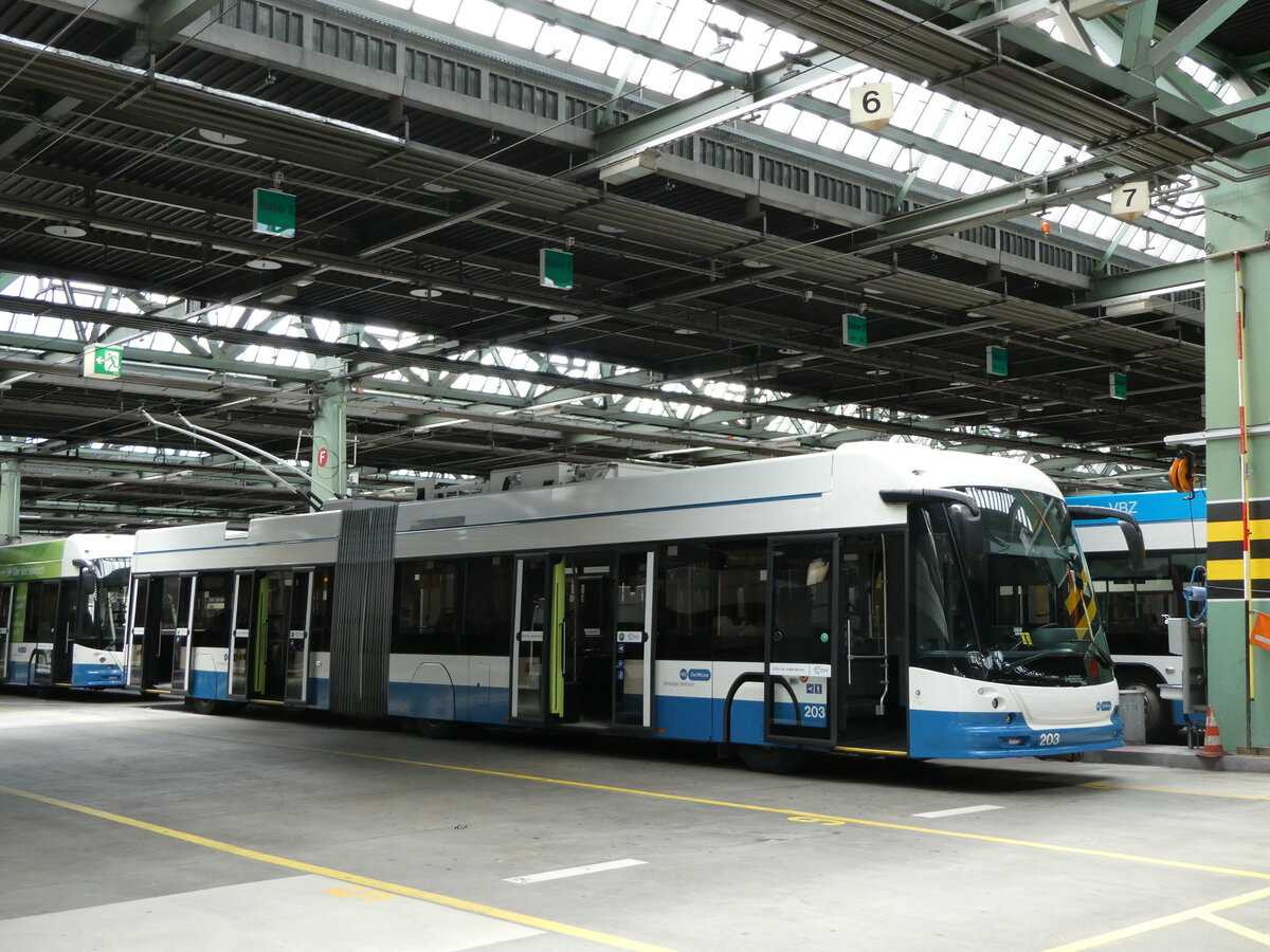 (236'402) - VBZ Z�rich - Nr. 203 - Hess/Hess Gelenktrolleybus am 28. Mai 2022 in Z�rich, Garage Hardau