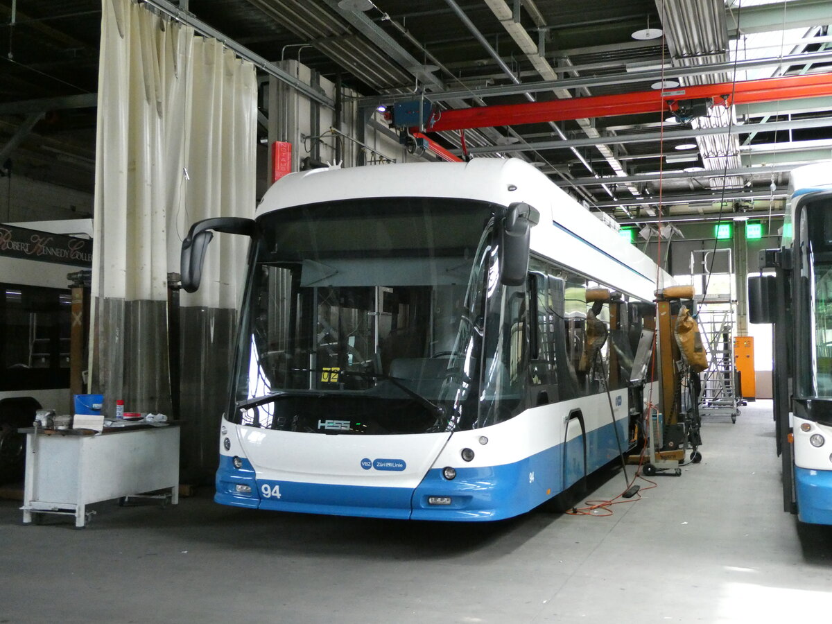 (236'406) - VBZ Z�rich - Nr. 94 - Hess/Hess Doppelgelenktrolleybus am 28. Mai 2022 in Z�rich, Garage Hardau