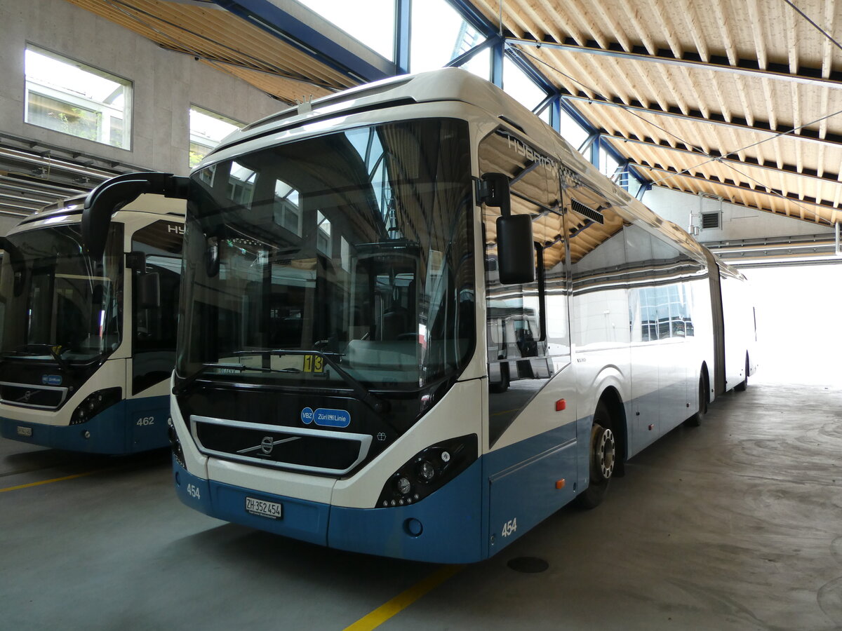 (236'431) - VBZ Z�rich - Nr. 454/ZH 352'454 - Volvo am 28. Mai 2022 in Z�rich, Garage Hardau