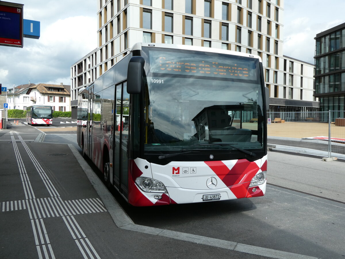 (236'857) - CarPostal Ouest - JU 43'871 - Mercedes an 6. Juni 2022 beim Bahnhof Del�mont