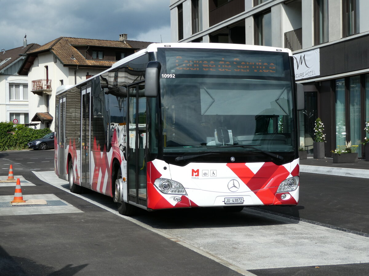 (236'858) - CarPostal Ouest - JU 43'872 - Mercedes am 6. Juni 2022 beim Bahnhof Del�mont