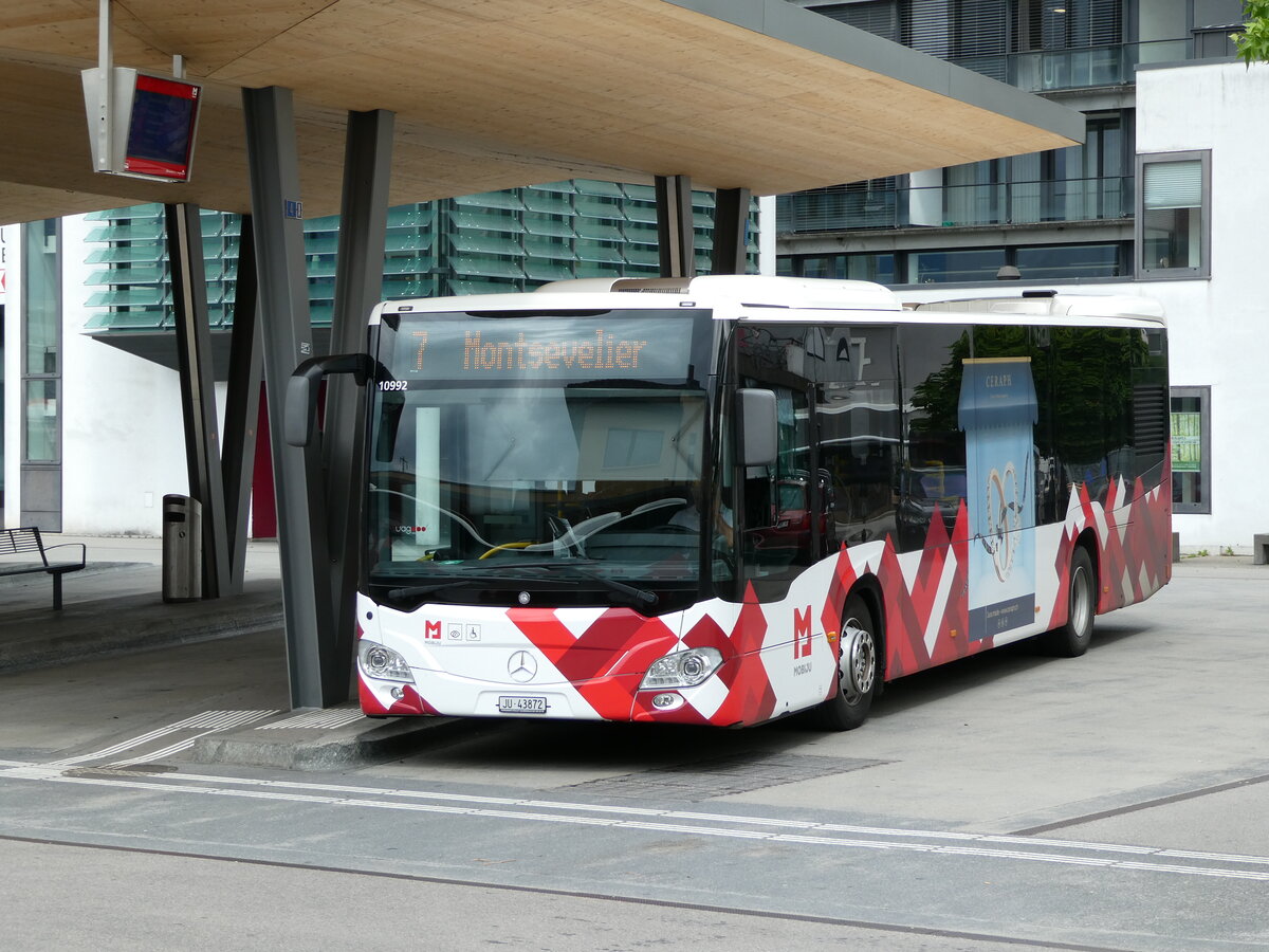 (236'920) - CarPostal Ouest - JU 43'872 - Mercedes am 6. Juni 2022 beim Bahnhof Del�mont