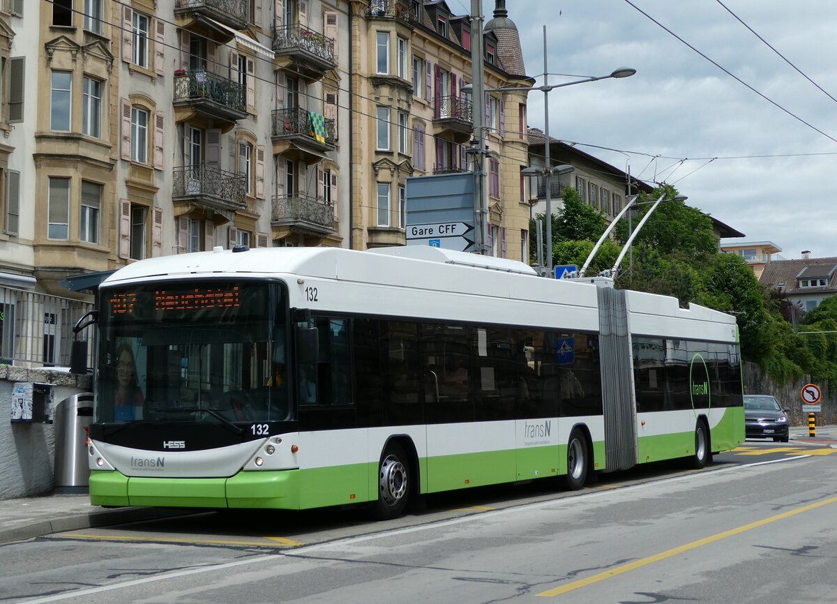 (236'988) - transN, La Chaux-de-Fonds - Nr. 132 - Hess/Hess Gelenktrolleybus (ex TN Neuch�tel Nr. 132) am 6. Juni 2022 beim Bahnhof Neuch�tel