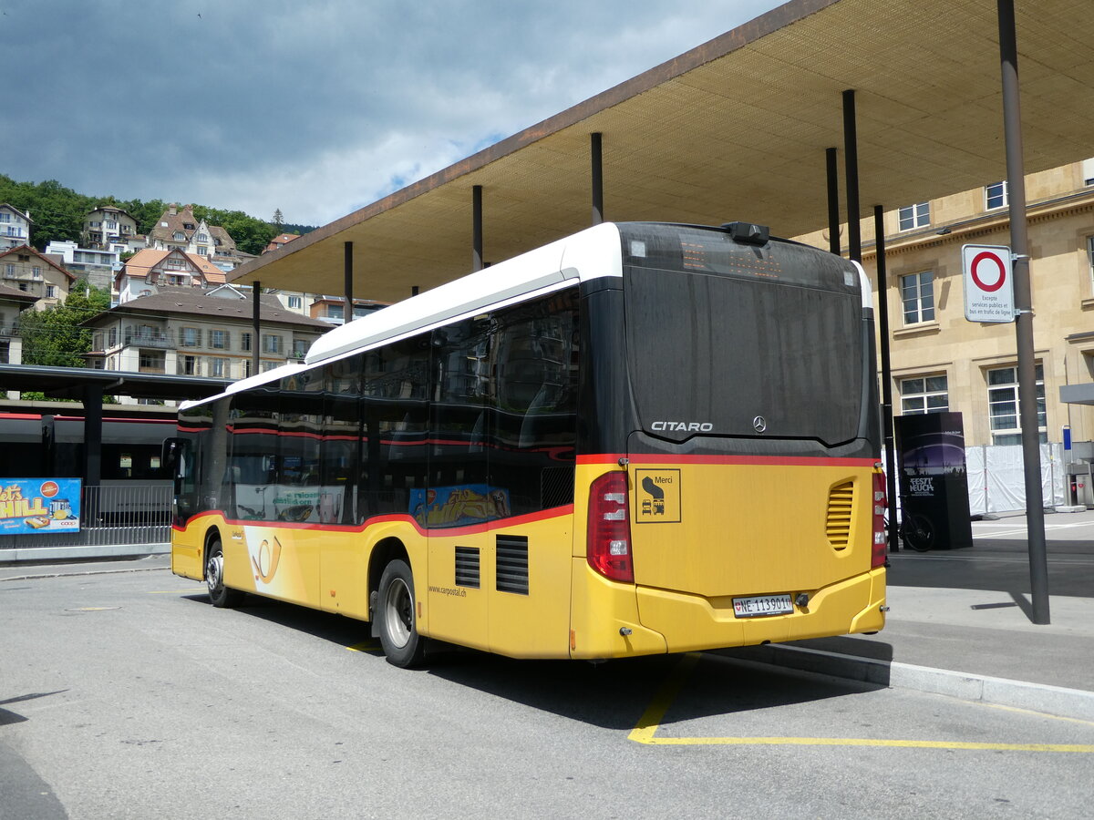 (236'990) - CarPostal Ouest - NE 113'901 - Mercedes am 6. Juni 2022 beim Bahnhof Neuch�tel