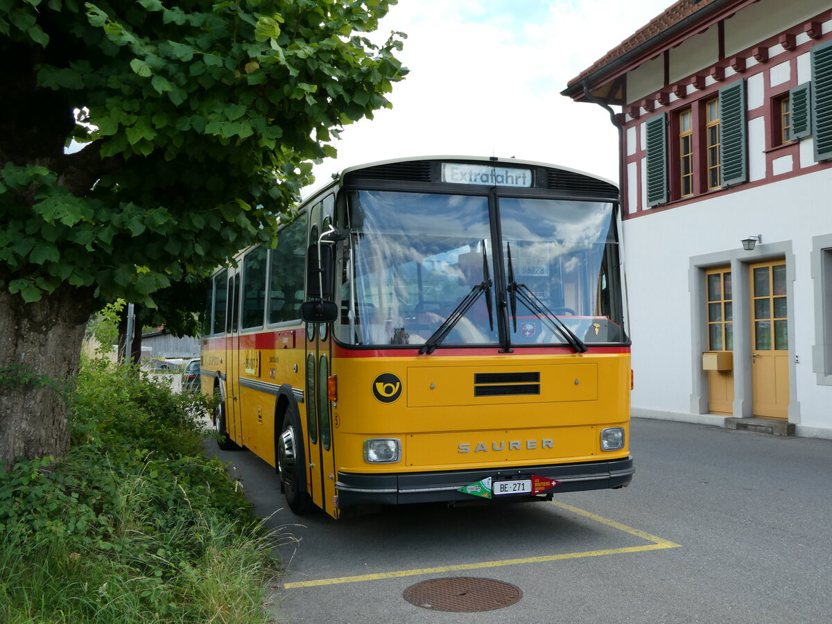 (237'499) - Bachmann, Nieder�nz - Nr. 5/BE 271 - Saurer/T�scher (ex W�thrich, Ursenbach; ex Sch�rch, Gutenburg Nr. 5; ex Engeloch, Riggisberg Nr. 5; ex P 25'668) am 25. Juni 2022 beim Bahnhof M�lenen
