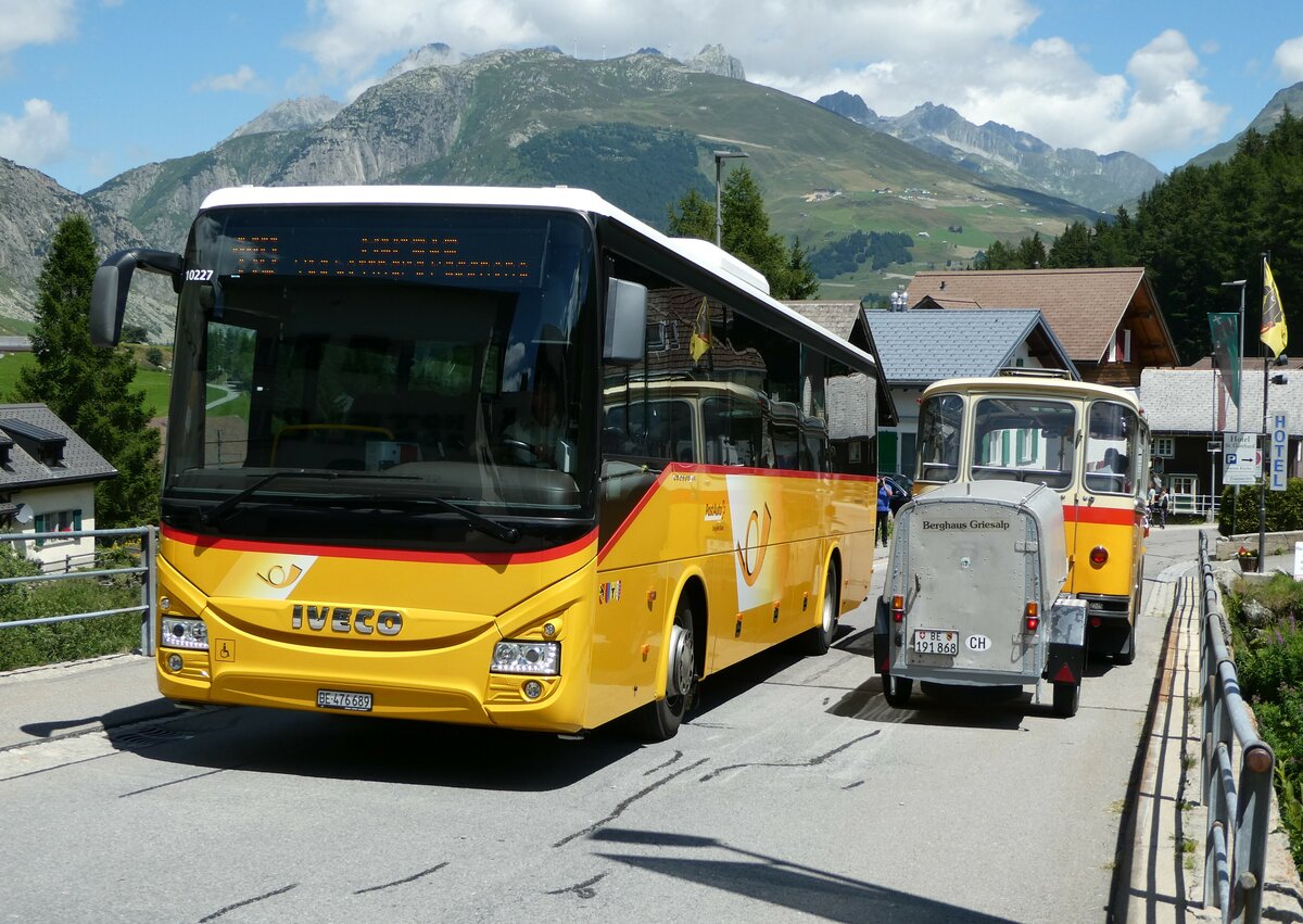(237'969) - PostAuto Bern - BE 476'689 - Iveco + Schmid, Th�rishaus - Nr. 9/BE 26'105 - Saurer/R&J (ex Geiger, Adelboden Nr. 9) am 10. Juli 2022 in Hospental, Reussbr�cke