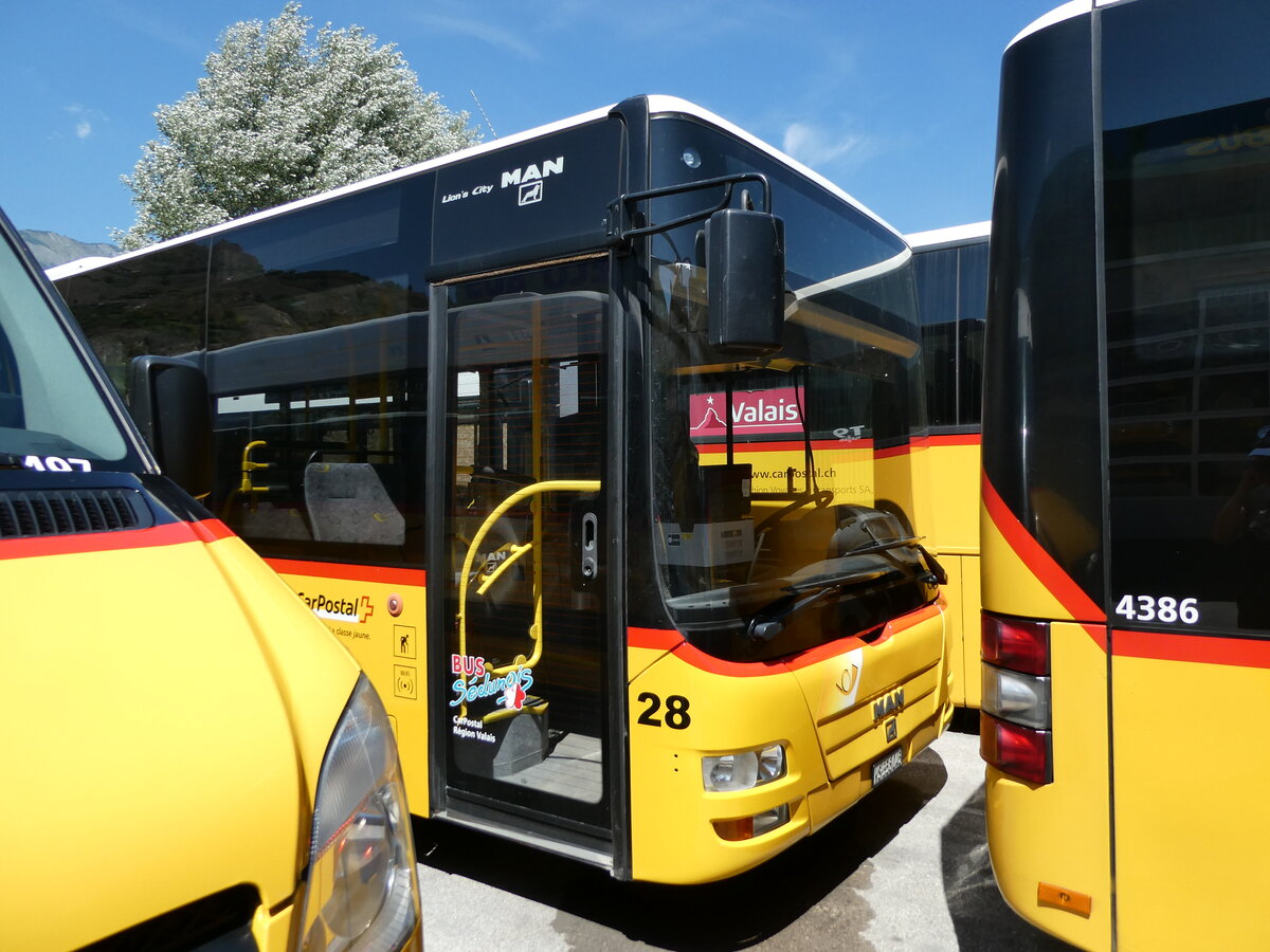 (238'168) - PostAuto Wallis - Nr. 28/VS 358'045 - MAN/G�ppel (ex AAGU Altdorf Nr. 72; ex PostAuto Bern; ex PostAuto Bern Nr. 217; ex RBS Worblaufen Nr. 217) am 16. Juli 2022 in Sion, Interbus (Teilaufnahme)
