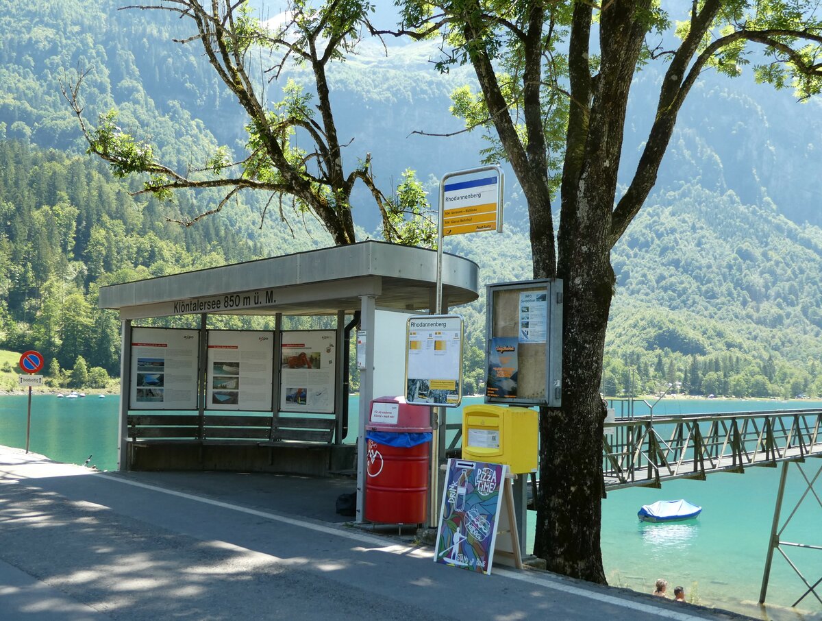(238'252) - PostAuto-Haltestelle am 17. Juli 2022 in Kl�ntal, Rhodannenberg