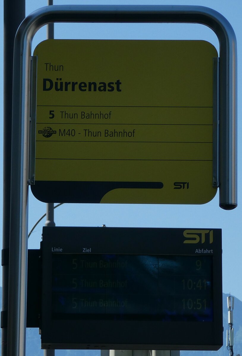 (238'293) - STI-Haltestellenschild und Infobildschirm am 18. Juli 2022 in Thun, D�rrenast