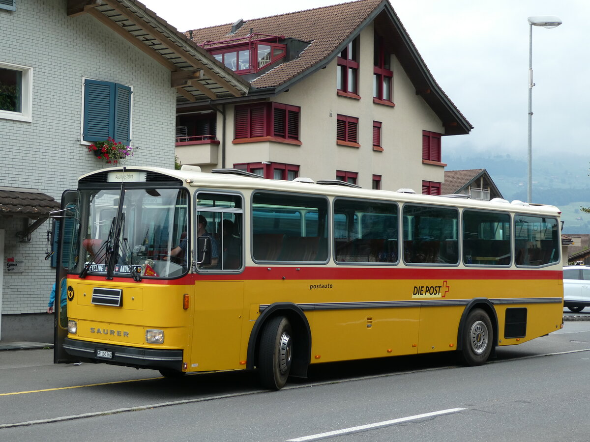 (239'800) - Ackermann, Landquart - GR 106'362 - Saurer/R&J (ex F�ssler, Unteriberg; ex Sch�rch, Gutenburg Nr. 6; ex P 24'358) am 28. August 2022 in Giswil, Hotel Bahnhof