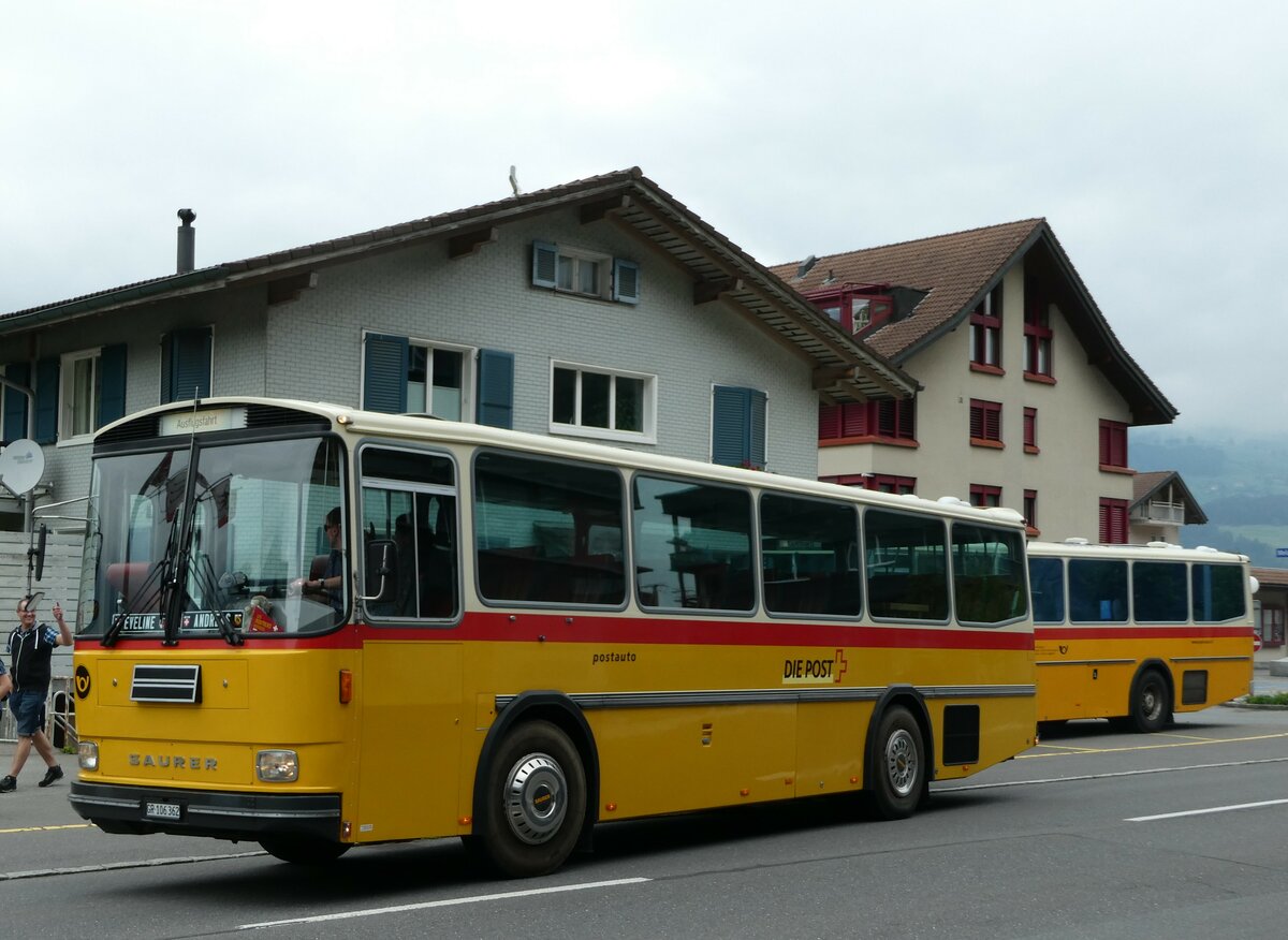 (239'803) - Ackermann, Landquart - GR 106'362 - Saurer/R&J (ex F�ssler, Unteriberg; ex Sch�rch, Gutenburg Nr. 6; ex P 24'358) am 28. August 2022 in Giswil, Hotel Bahnhof