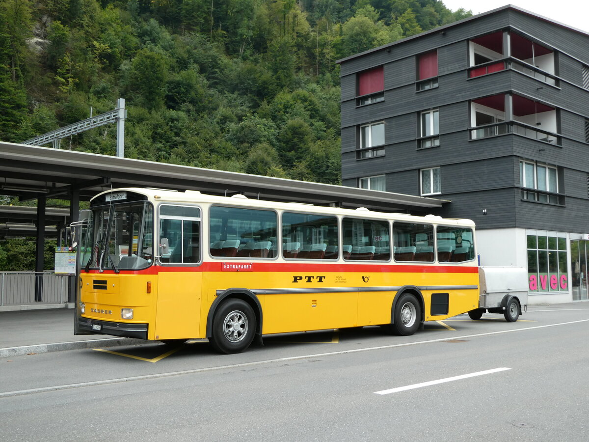 (239'811) - Schmid, Th�rishaus - BE 26'206 - Saurer/T�scher (ex P 24'244) am 28. August 2022 beim Bahnhof Giswil