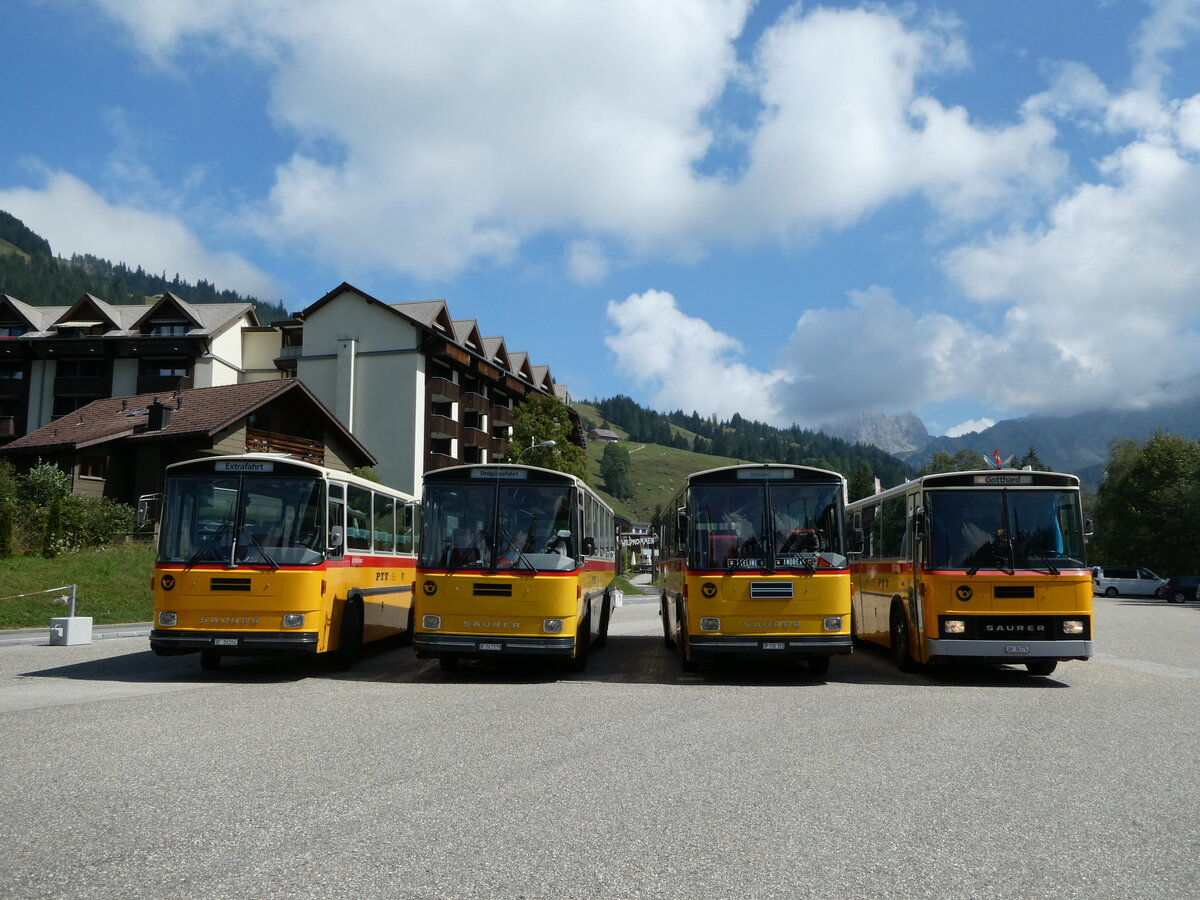 (239'854) - Schmid, Th�rishaus - BE 26'206 - Saurer/T�scher (ex P 24'244) + Krummenacher, Zillis - Nr. 74/BE 243'579 - Saurer/R&J (ex AVG Meiringen Nr. 74; ex PostAuto Berner Oberland; ex P 24'357) + Ackermann, Landquart - GR 106'362 - Saurer/R&J (ex F�ssler, Unteriberg; ex Sch�rch, Gutenburg Nr. 6; ex P 24'358) + Rpth, Z�rich - SH 36'376 - Saurer/T�scher (ex Looser, Elm; ex Mattli, Wassen) am 28. August 2022 in S�renberg, Platz