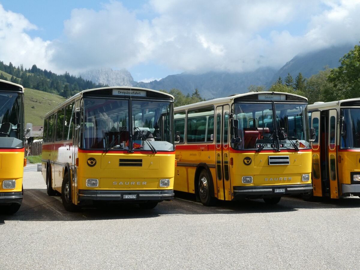 (239'857) - Krummenacher, Zillis - Nr. 74/BE 243'579 - Saurer/R&J (ex AVG Meiringen Nr. 74; ex PostAuto Berner Oberland; ex P 24'357) am 28. August 2022 in S�renberg, Platz