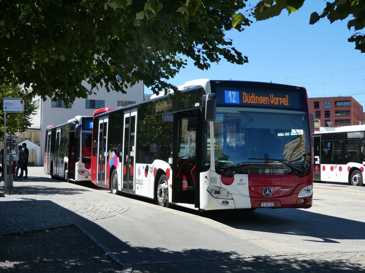 (239'997) - TPF Fribourg - Nr. 6004/FR 300'357 - Mercedes am 11. September 2022 beim Bahnhof D�dingen
