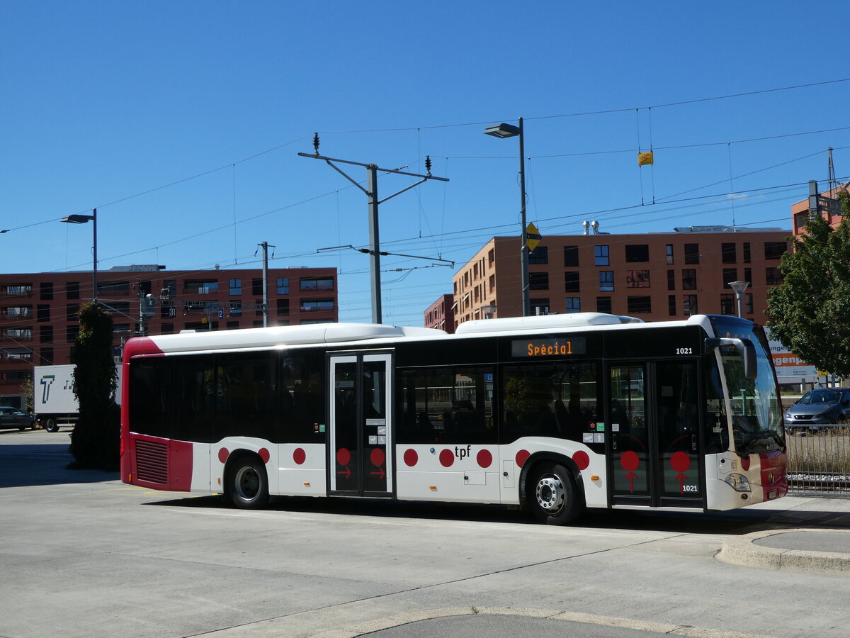 (240'007) - TPF Fribourg - Nr. 1021/FR 300'303 - Mercedes am 11. September 2022 beim Bahnhof D�dingen