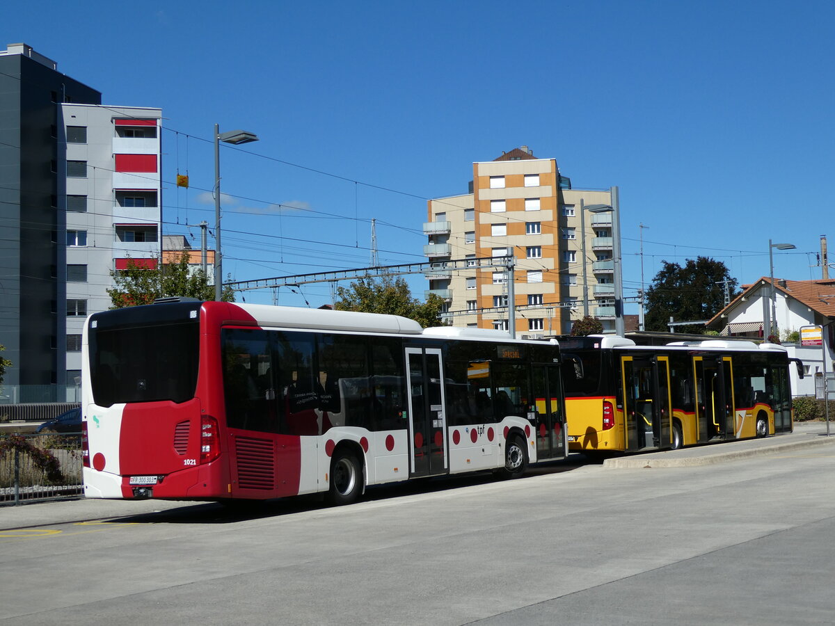 (240'008) - TPF Fribourg - Nr. 1021/FR 300'303 - Mercedes am 11. September 2022 beim Bahnhof D�dingen