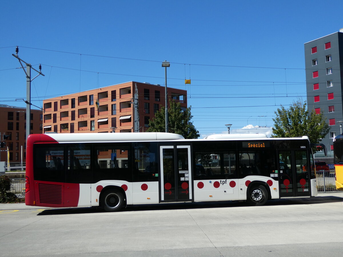 (240'009) - TPF Fribourg - Nr. 1021/FR 300'303 - Mercedes am 11. September 2022 beim Bahnhof D�dingen