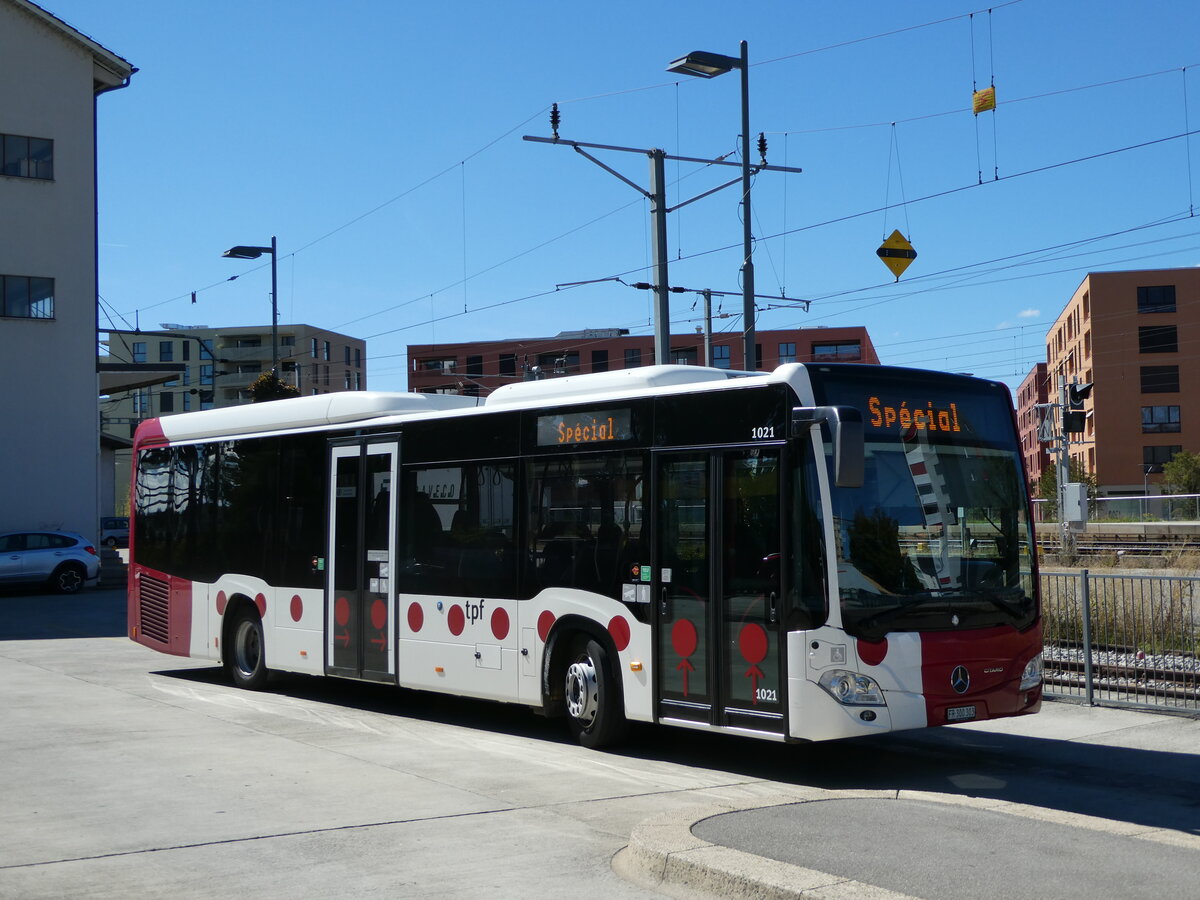 (240'010) - TPF Fribourg - Nr. 1021/FR 300'303 - Mercedes am 11. September 2022 beim Bahnhof D�dingen