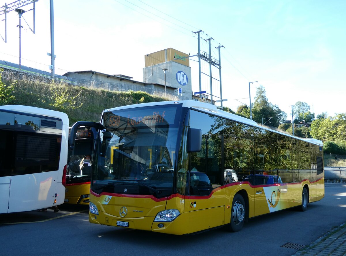 (240'054) - Wieland, Murten - Nr. 125/FR 300'631 - Mercedes am 11. September 2022 beim Bahnhof G�mmenen