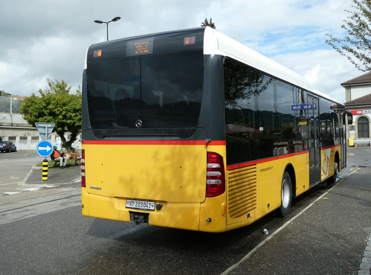 (240'195) - CarPostal Ouest - VD 203'041 - Mercedes (ex PostAuto Graub�nden) am 24. September 2022 beim Bahnhof Moudon