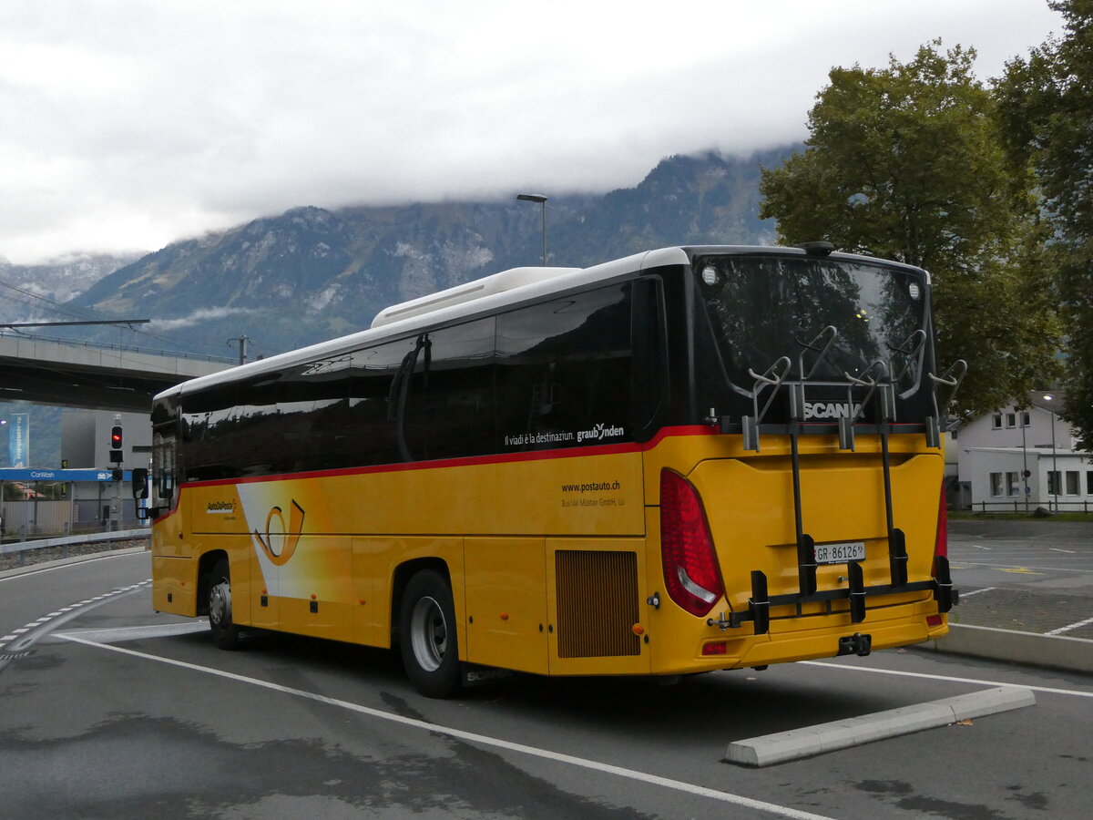 (240'221) - Bus Val M�stair, L� - GR 86'126 - Scania am 25. September 2022 beim Bahnhof Interlaken Ost