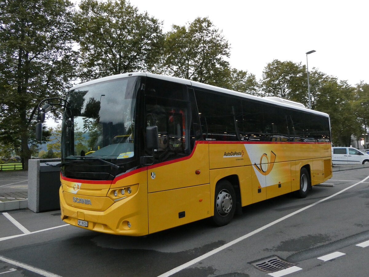 (240'222) - Bus Val M�stair, L� - GR 86'126 - Scania am 25. September 2022 beim Bahnhof Interlaken Ost