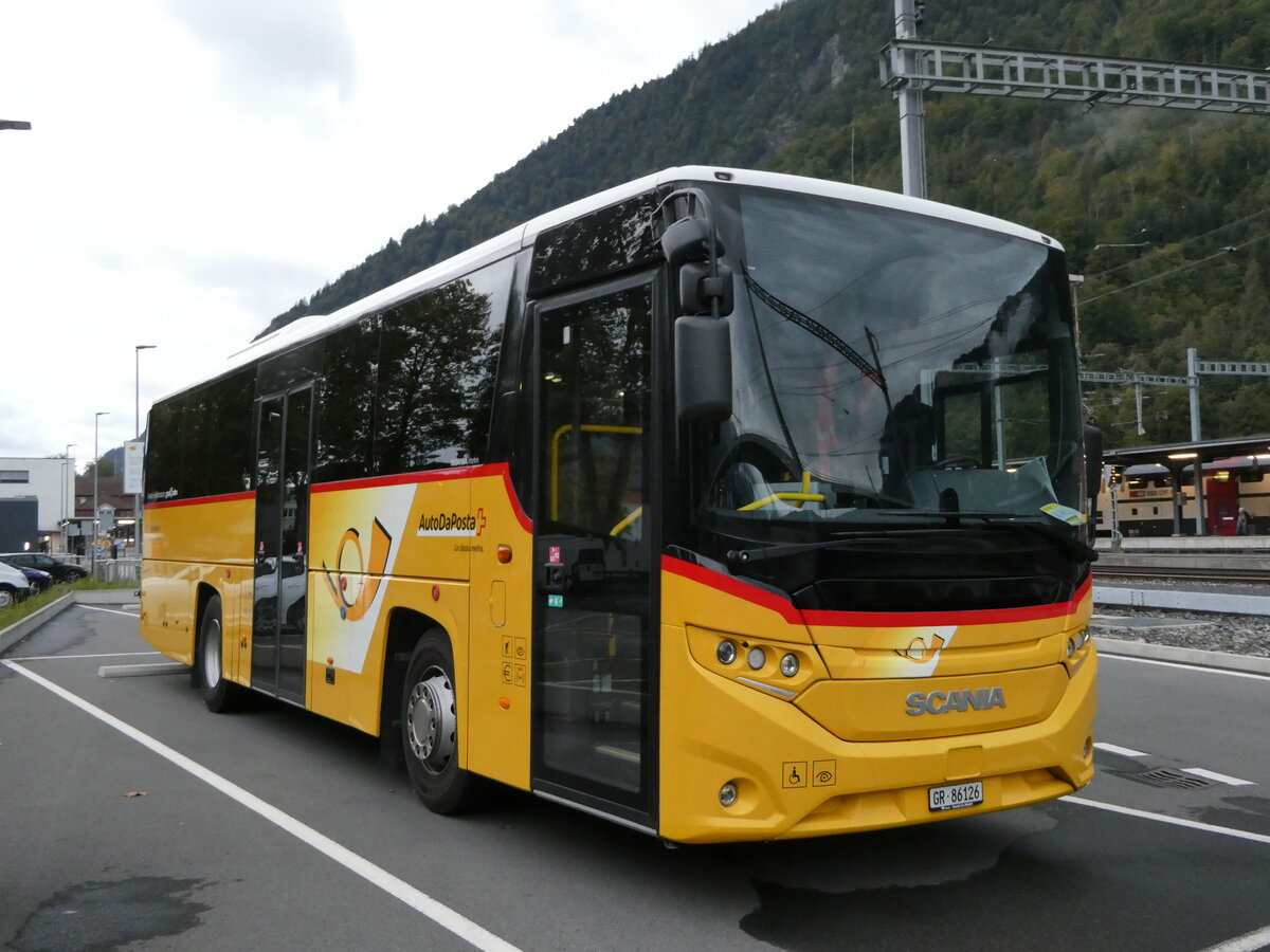 (240'223) - Bus Val M�stair, L� - GR 86'126 - Scania am 25. September 2022 beim Bahnhof Interlaken Ost