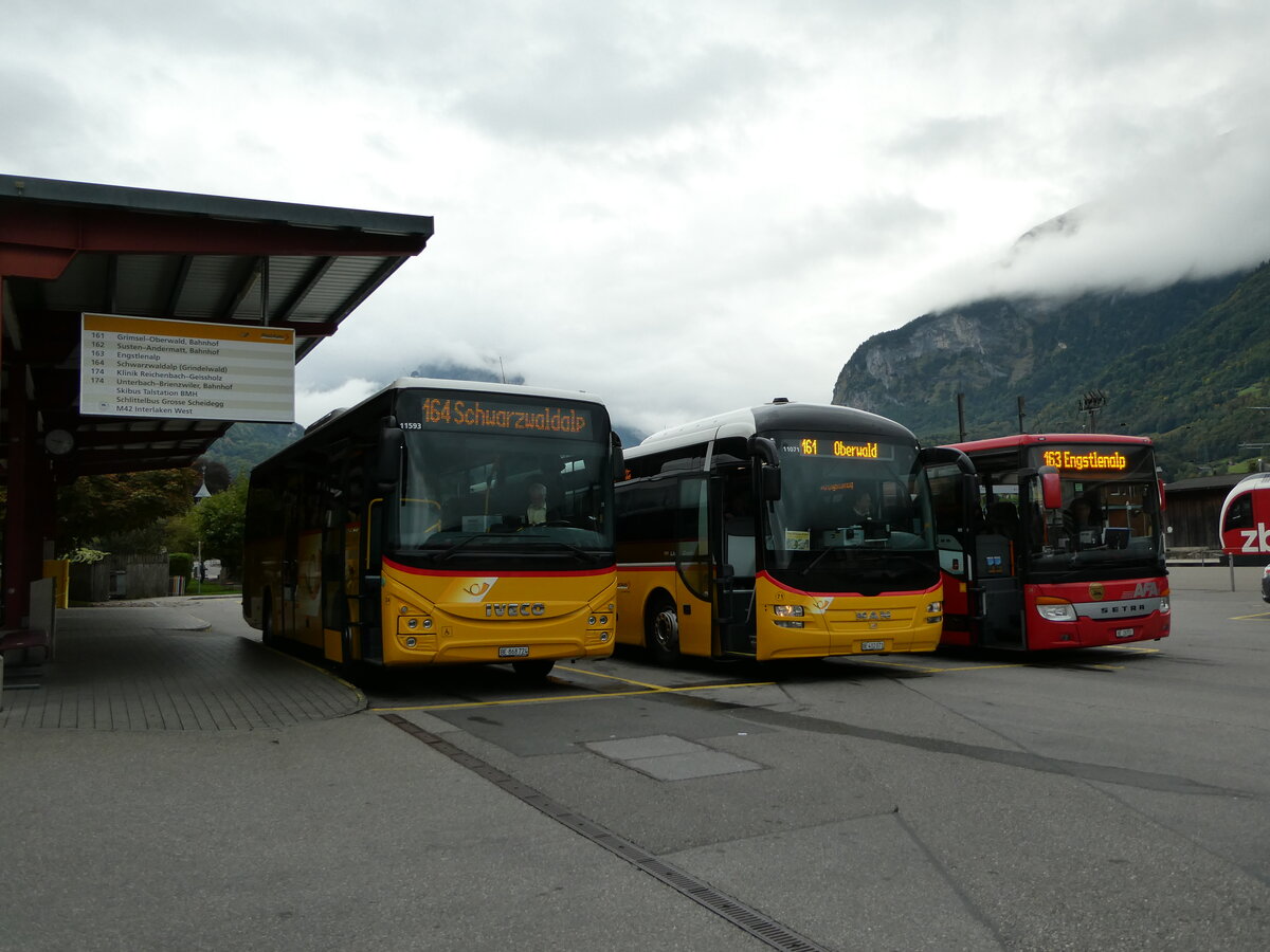 (240'246) - Fl�ck, Brienz - Nr. 24/BE 868'724 - Iveco am 25. September 2022 in Meiringen, Postautostation