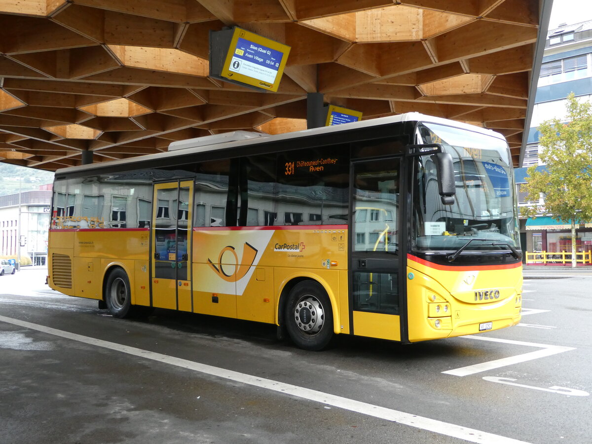 (240'481) - Ev�quoz, Erde - VS 3291 - Iveco am 2. Oktober 2022 beim Bahnhof Sion